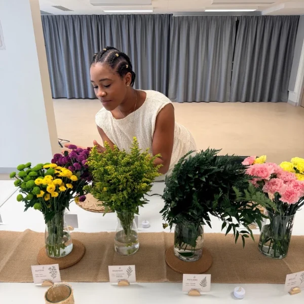 Saly, fondatrice de Bouquet By S, en pleine création florale