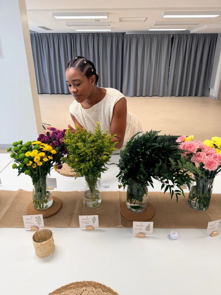 Saly, fondatrice de Bouquet By S, en pleine création florale