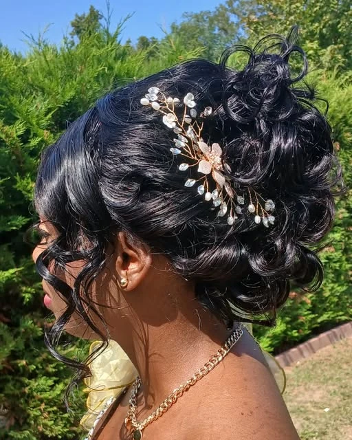 Chignon bouclé avec bijou de tête par Joy Madi