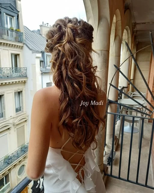 Coiffure longue ondulée par Joy Madi