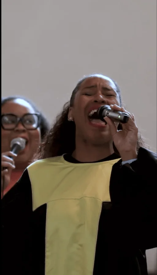 Chanteuse de Life and Musiq interprétant Goodness of God
