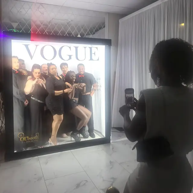 Groupe d'invités dans la cabine Vogue OL.Booth